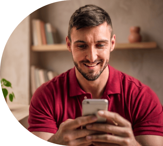 Homem investindo pelo celular